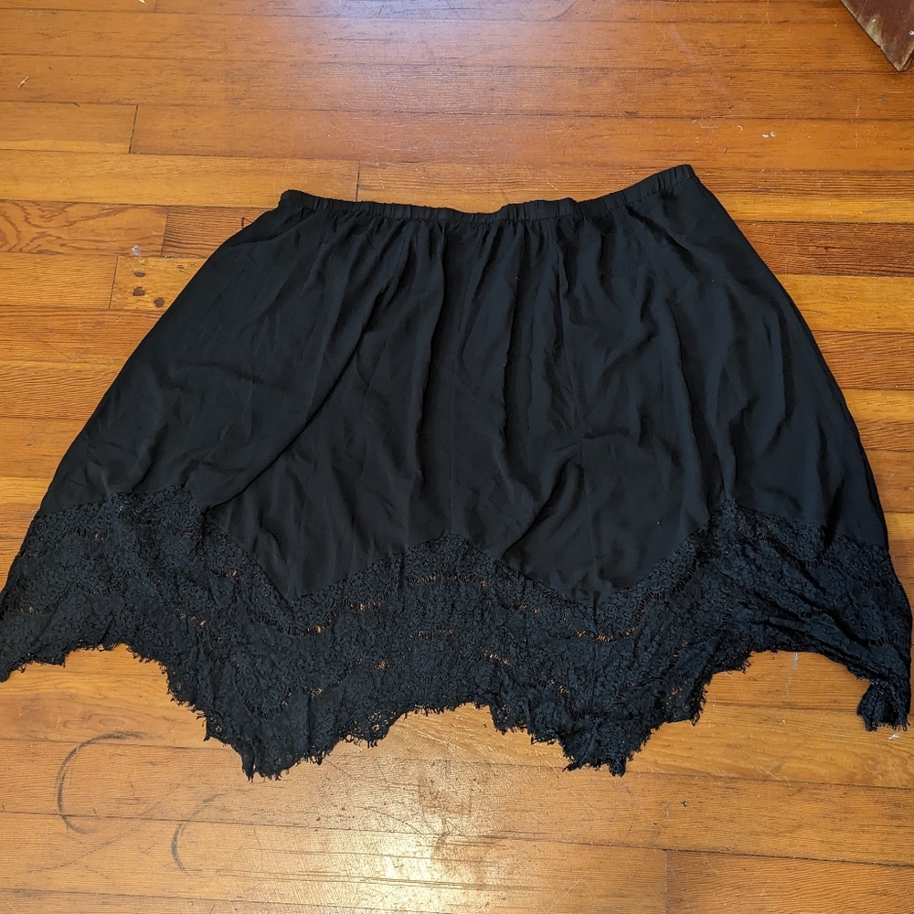 Pointed Lace Hem Skirt